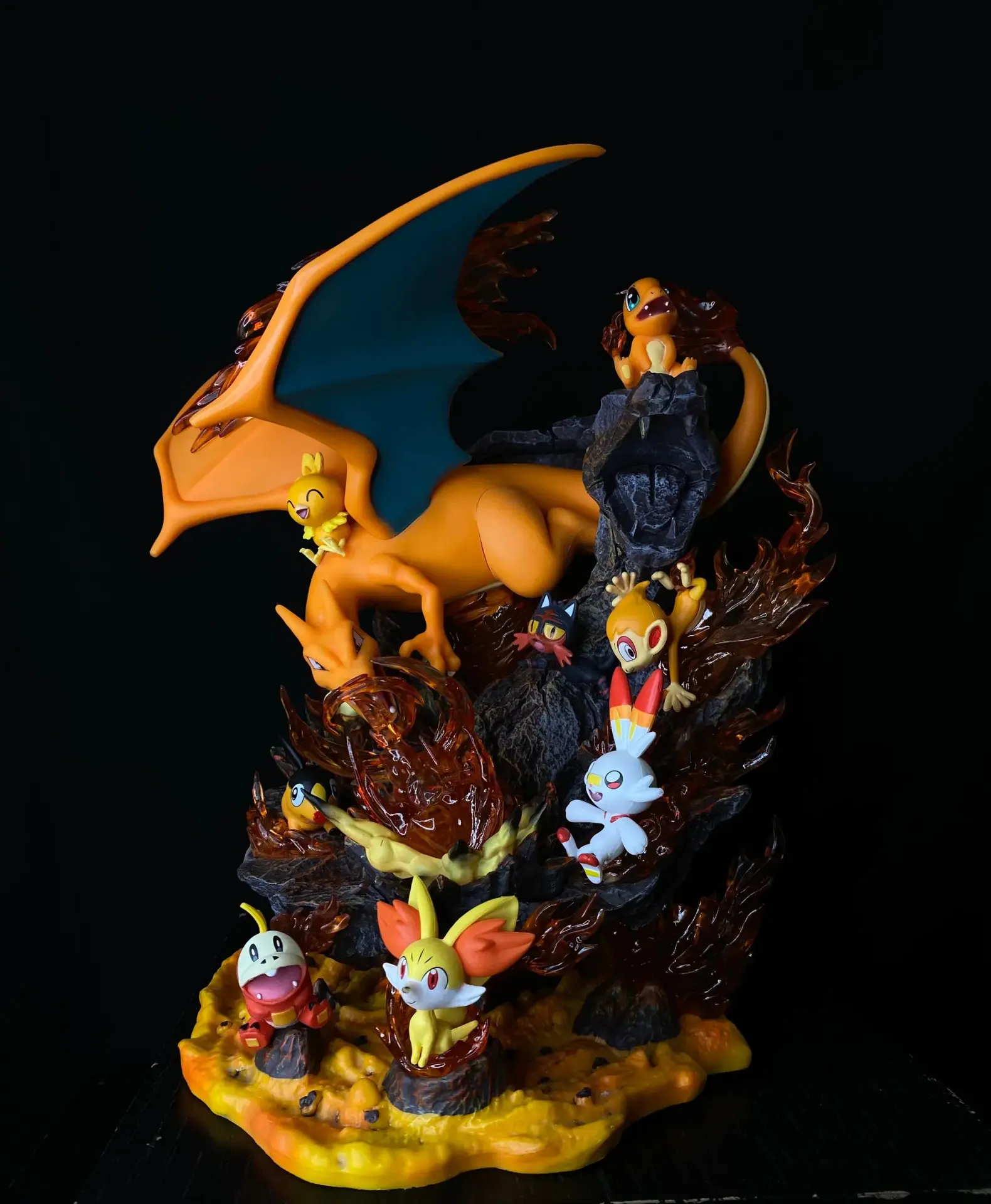 Pokemon Charizard Valcona Pokemon Fire Family Statue