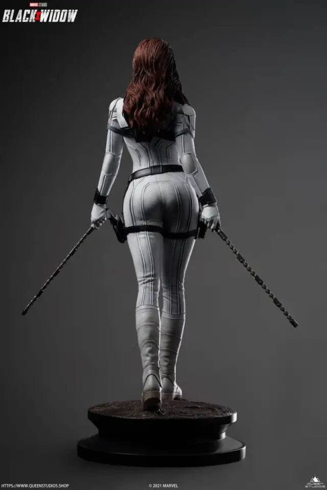 Queen Studios Marvel Black Widow Snow Suit Ver. 1/4 Scale Statue